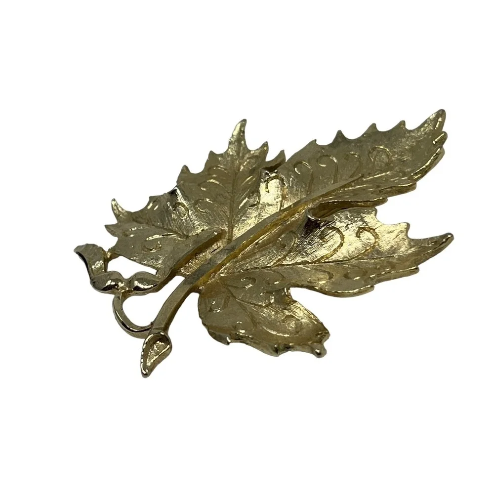 Vintage Maple Leaf Brooch‎ Gold Tone Textured Engraved Veins Pin